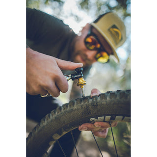 Lezyne Tubeless CO2 Blaster w/ Cartridges- Black/Gold